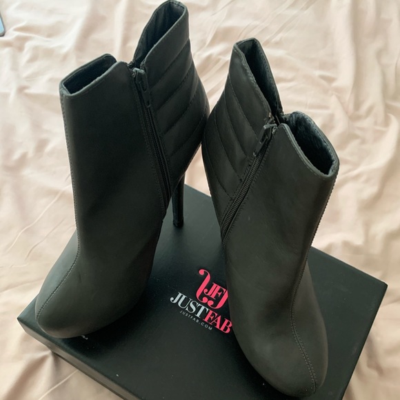 NWT Grey Patent Leather Platform Pumps - Picture 2 of 5